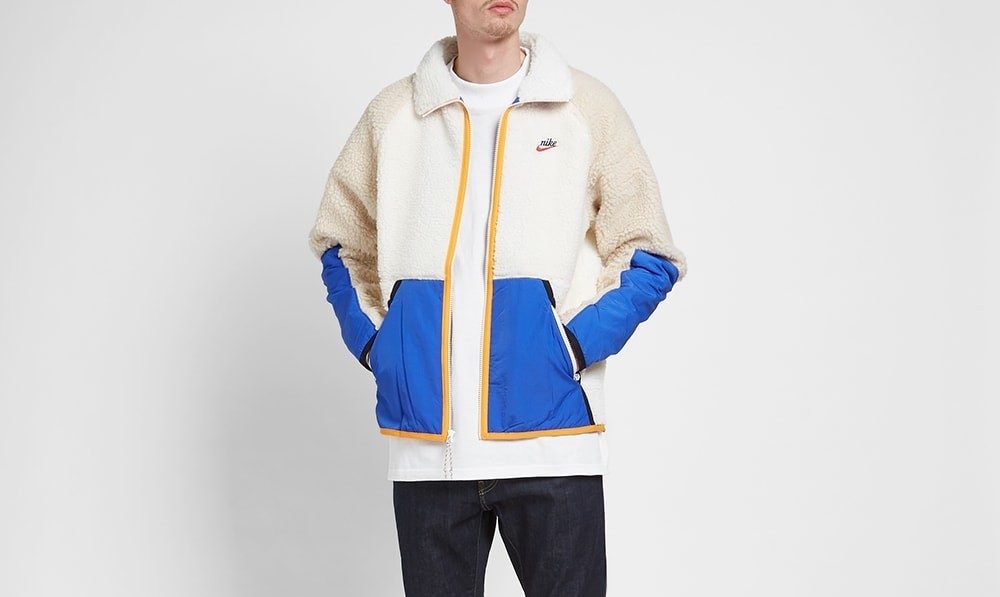 25-10-2019_nike_heritagesherpajacket_sailgameroyaldesertsand_bv3720-133_mb_m3 polaire nike portée par un mannequin