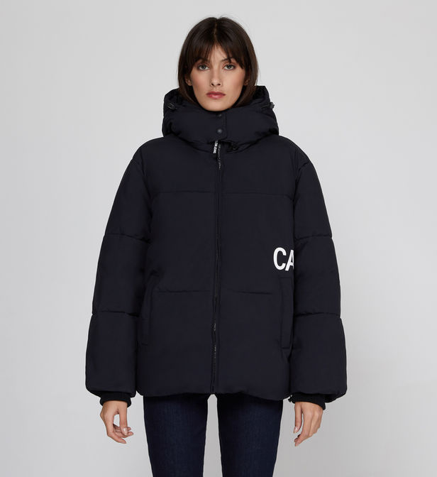 G_64022538_320_VFP_1 doudoune noire calvin klein jeans portée par un mannequin