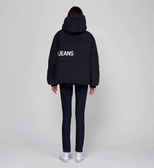 G_64022538_320_VFP_2 doudoune noire calvin klein jeans portée par un mannequin