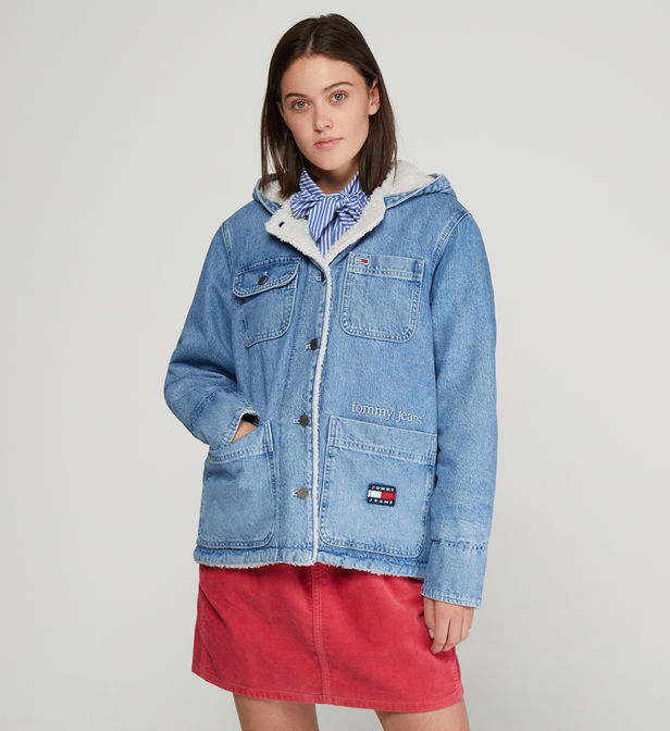 G_64038511_106_VFP_1 manteau en jean tommy hilfiger portée par un mannequin