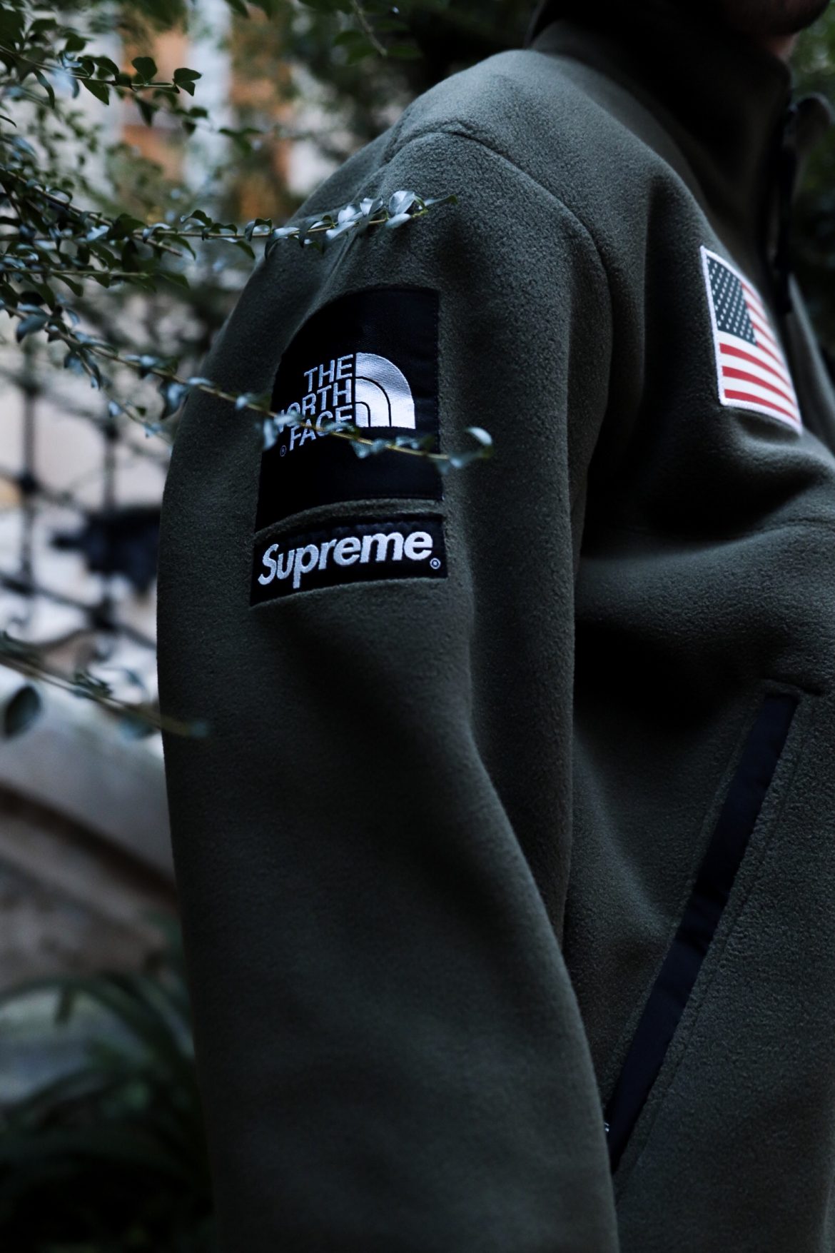 un mannequin porte du supreme the north face by afterdrop