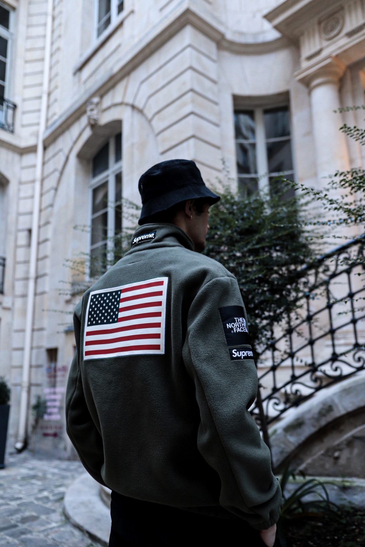 un mannequin porte du supreme the north face by afterdrop