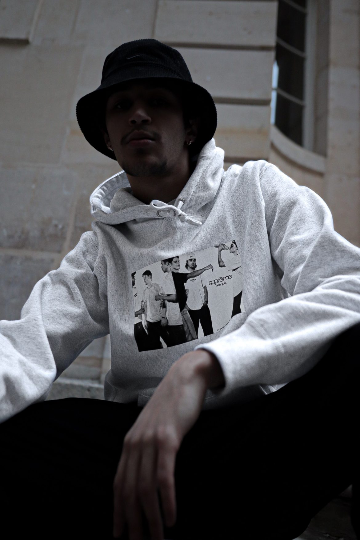 un mannequin porte du supreme by afterdrop