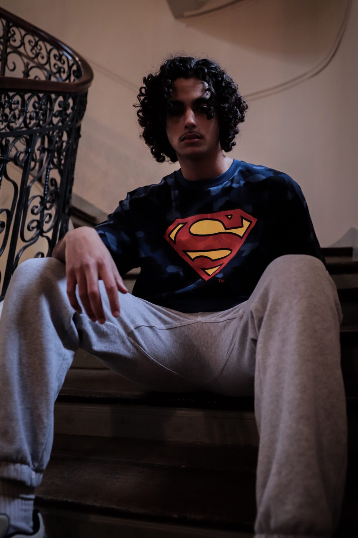 un mannequin porte du bape super man by afterdrop