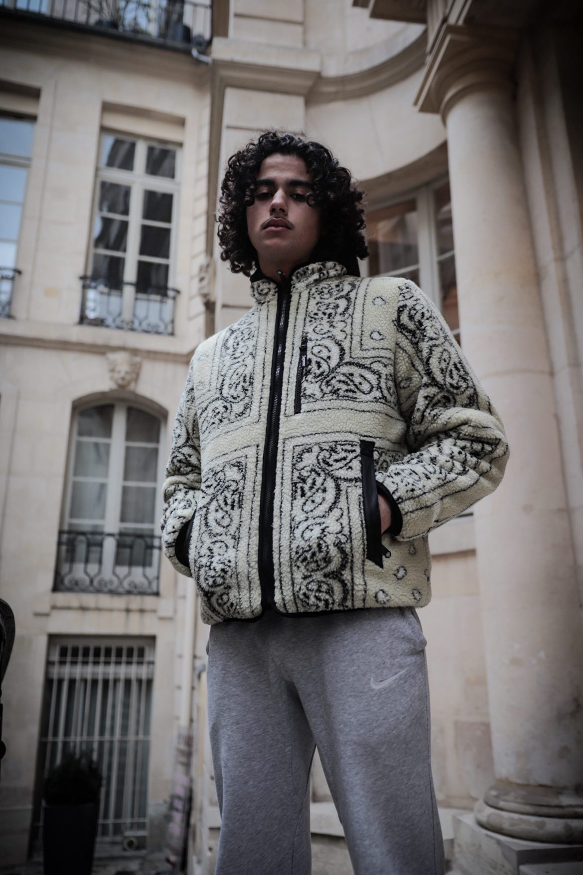 un mannequin porte du supreme by afterdrop