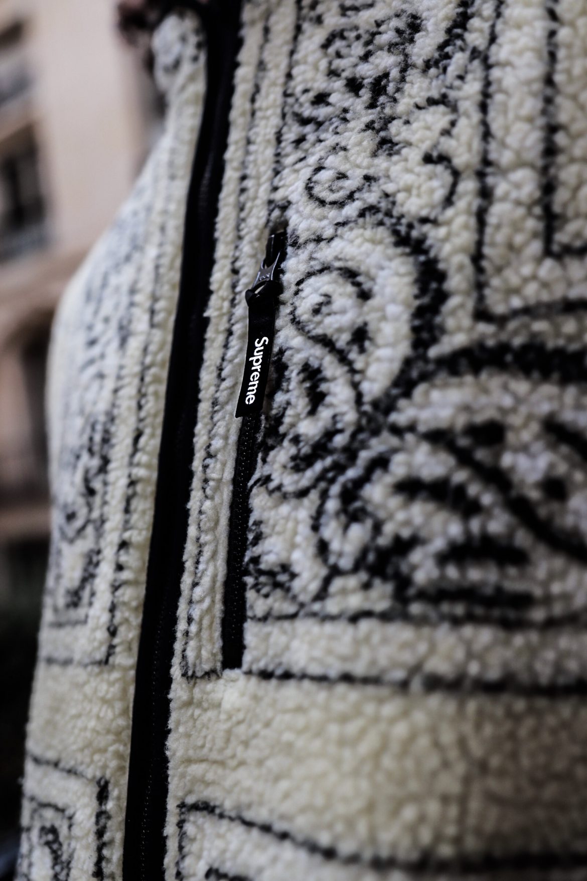 un mannequin porte du supreme by afterdrop