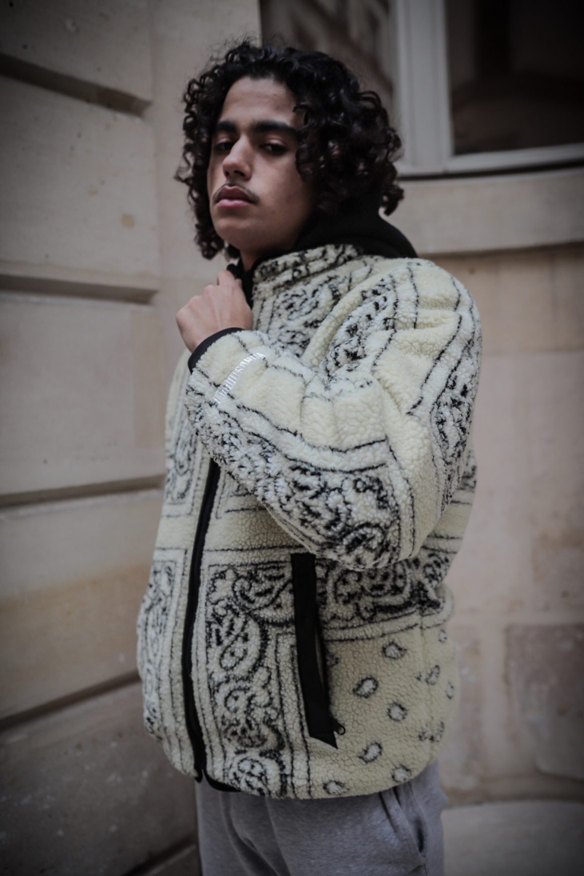 un mannequin porte du supreme by afterdrop