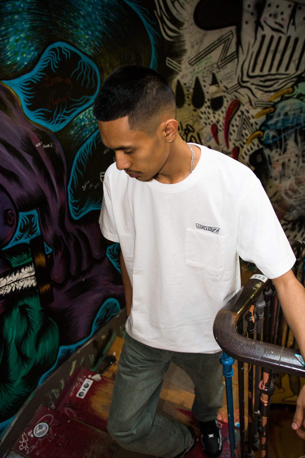 un mannequin porte des t-shirts de la collection Uniqlo Dragon Ball Z