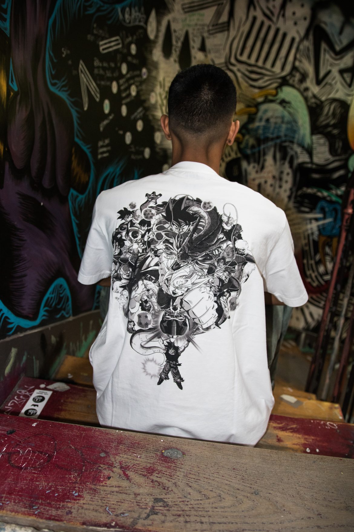 un mannequin porte des t-shirts de la collection Uniqlo Dragon Ball Z