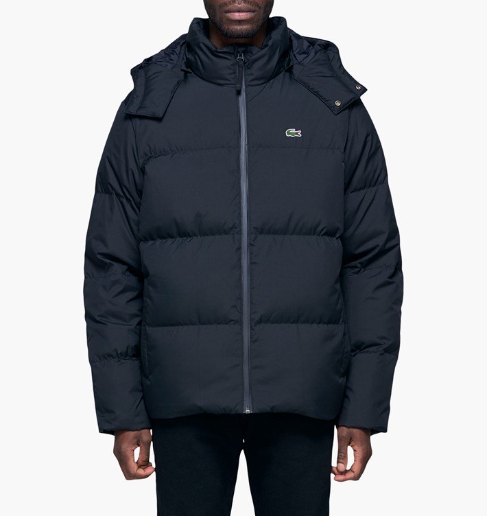 lacoste-down-jacket-bh9358-00-031-noir doudoune lacoste noire portée par un mannequin