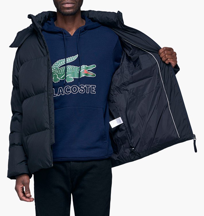 lacoste-down-jackt-bh9358-00-031-noir doudoune lacoste noire porté par un mannequin