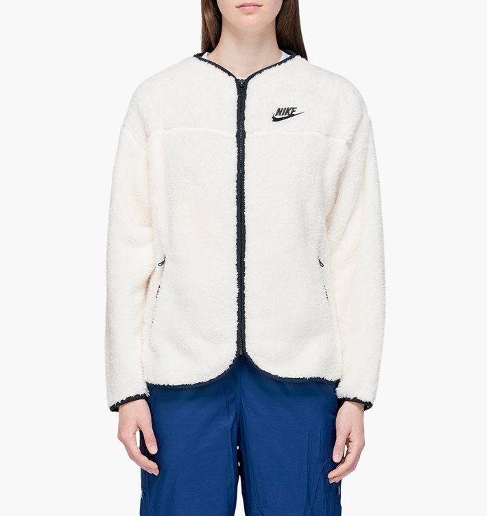 nike-w-plush-fleece-jacket-cj6284-110-pale-ivory-black-black polaire nike portée par un mannequin