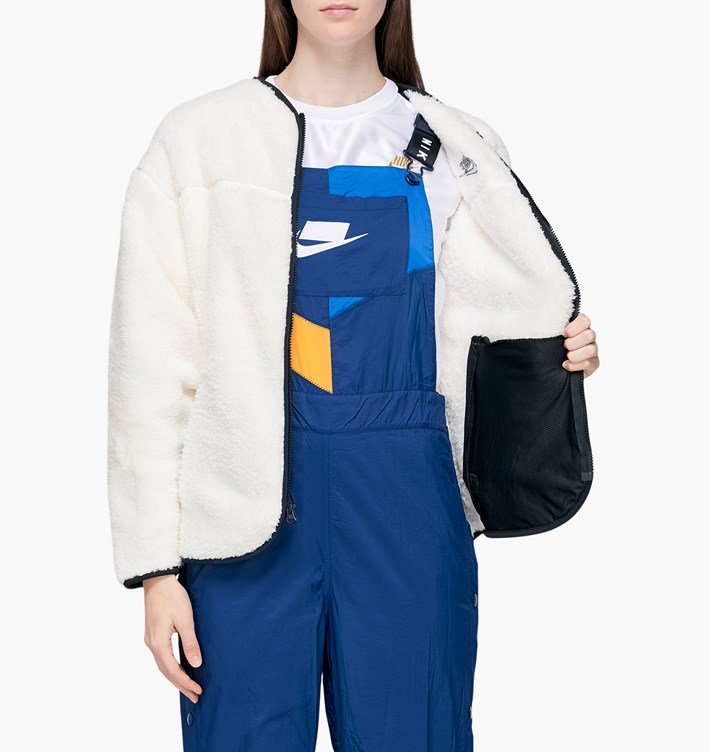 nike-w-plush-fleece-jcket-cj6284-110-pale-ivory-black-black polaire nike portée par un mannequin en salopette