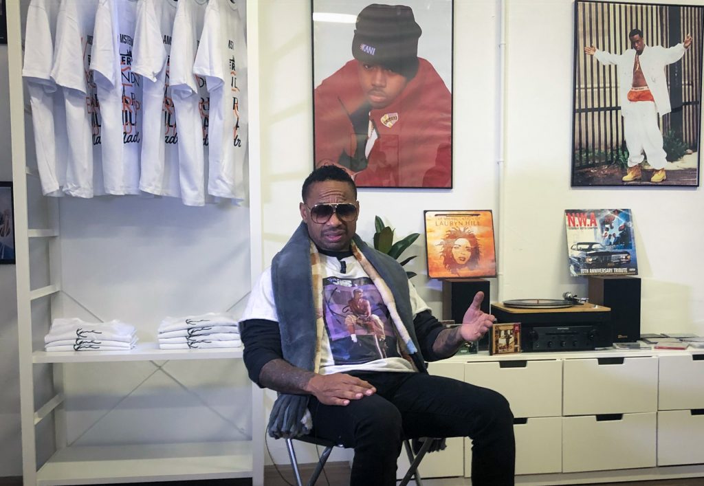 karl kani assis lors son interview