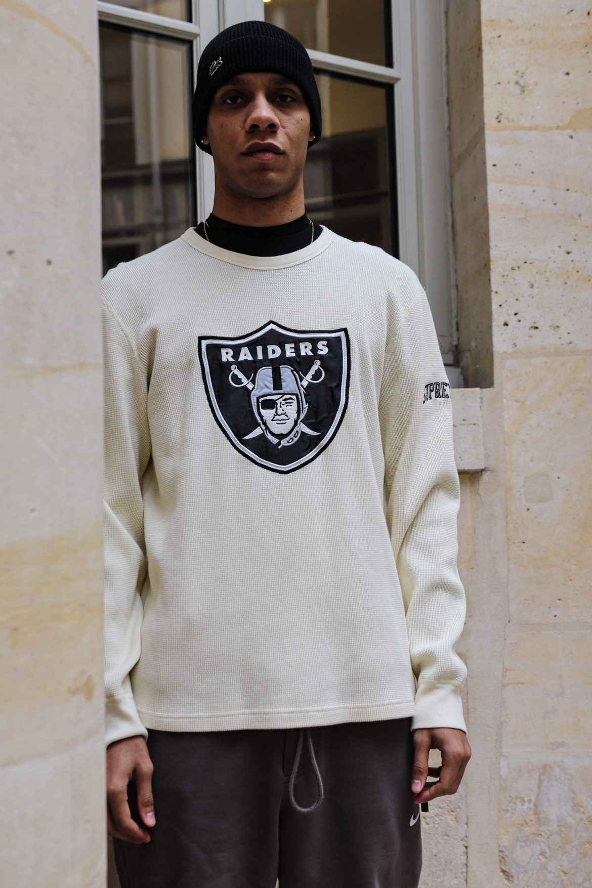 IMG_8246 un mannequin porte du supreme raiders by afterdrop