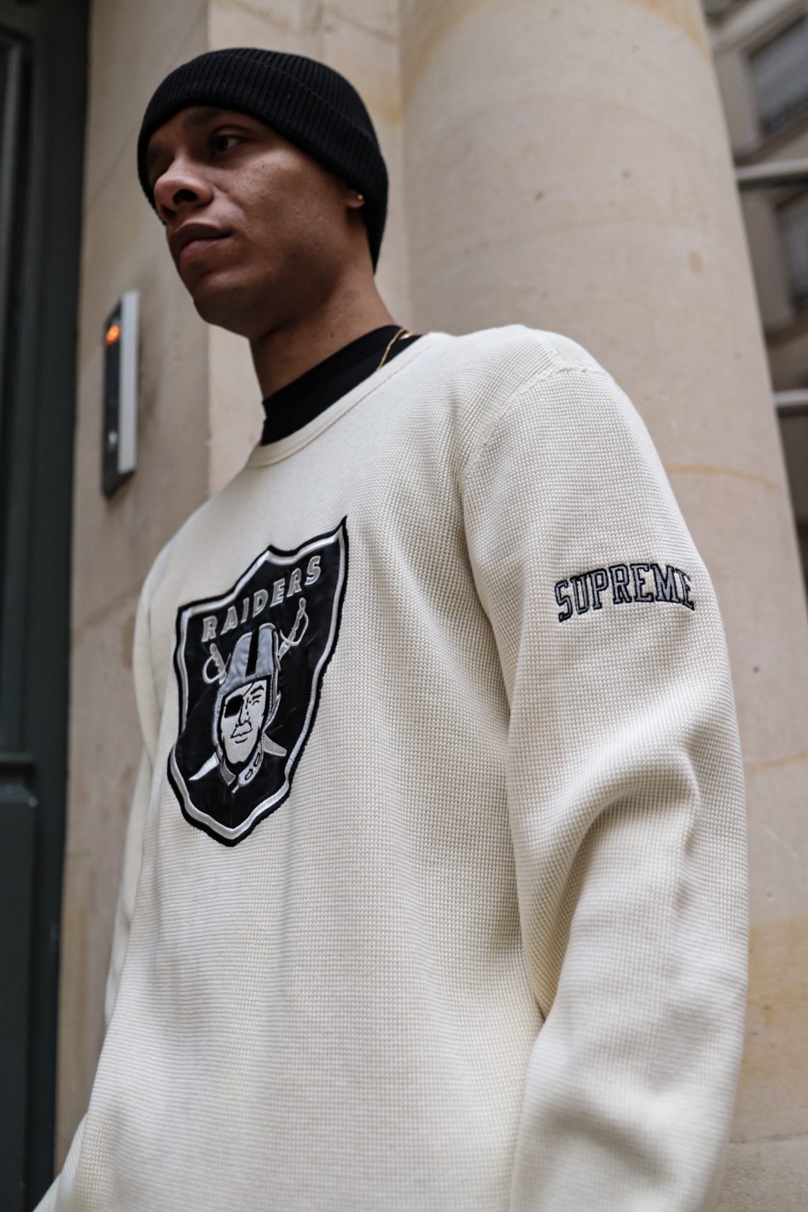 IMG_8250 un mannequin porte du supreme raiders by afterdrop