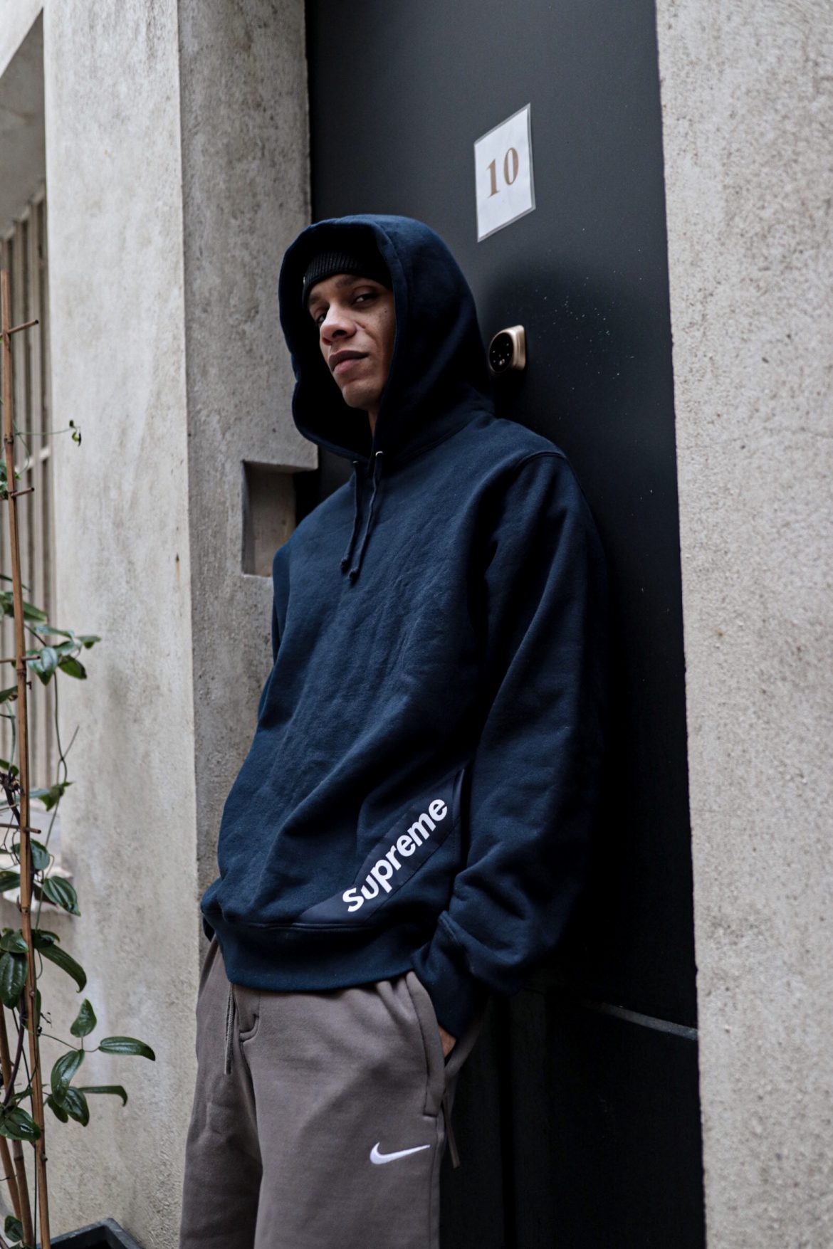 IMG_8377 un mannequin porte du supreme by afterdrop