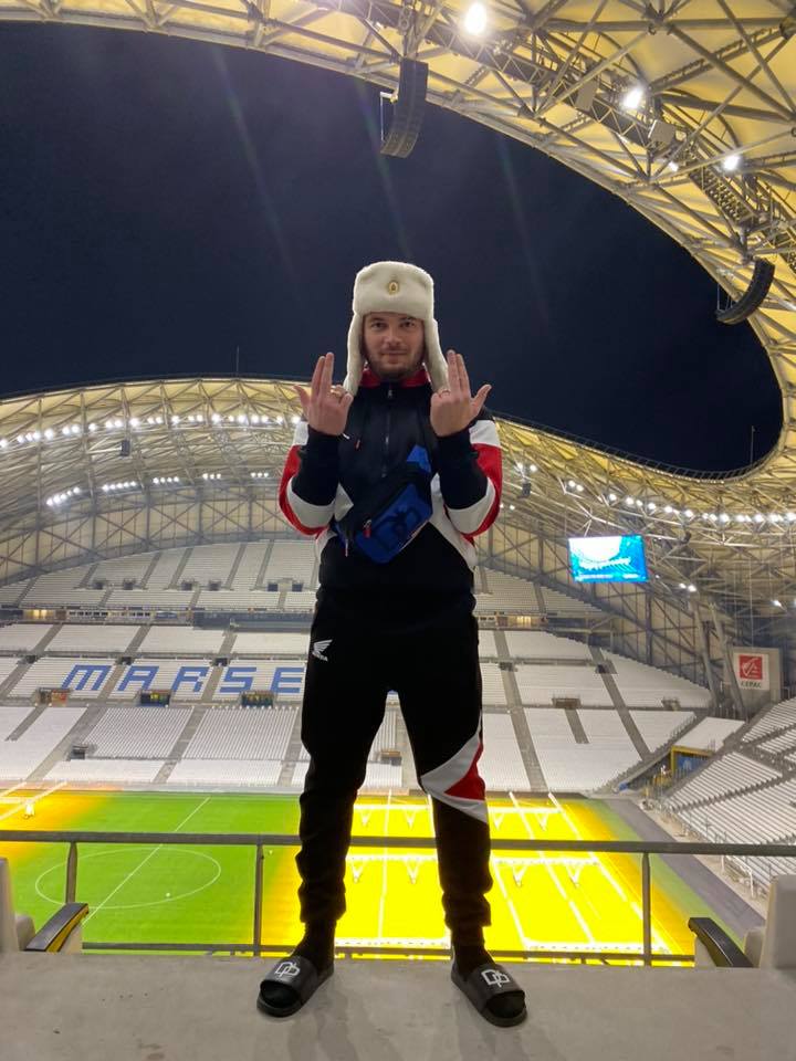 Jul au stade vélodrome de Marseille avec sa chapka le sang fait le signeee