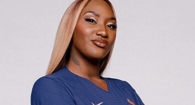 aya nakamura blonde maillot équipe de france