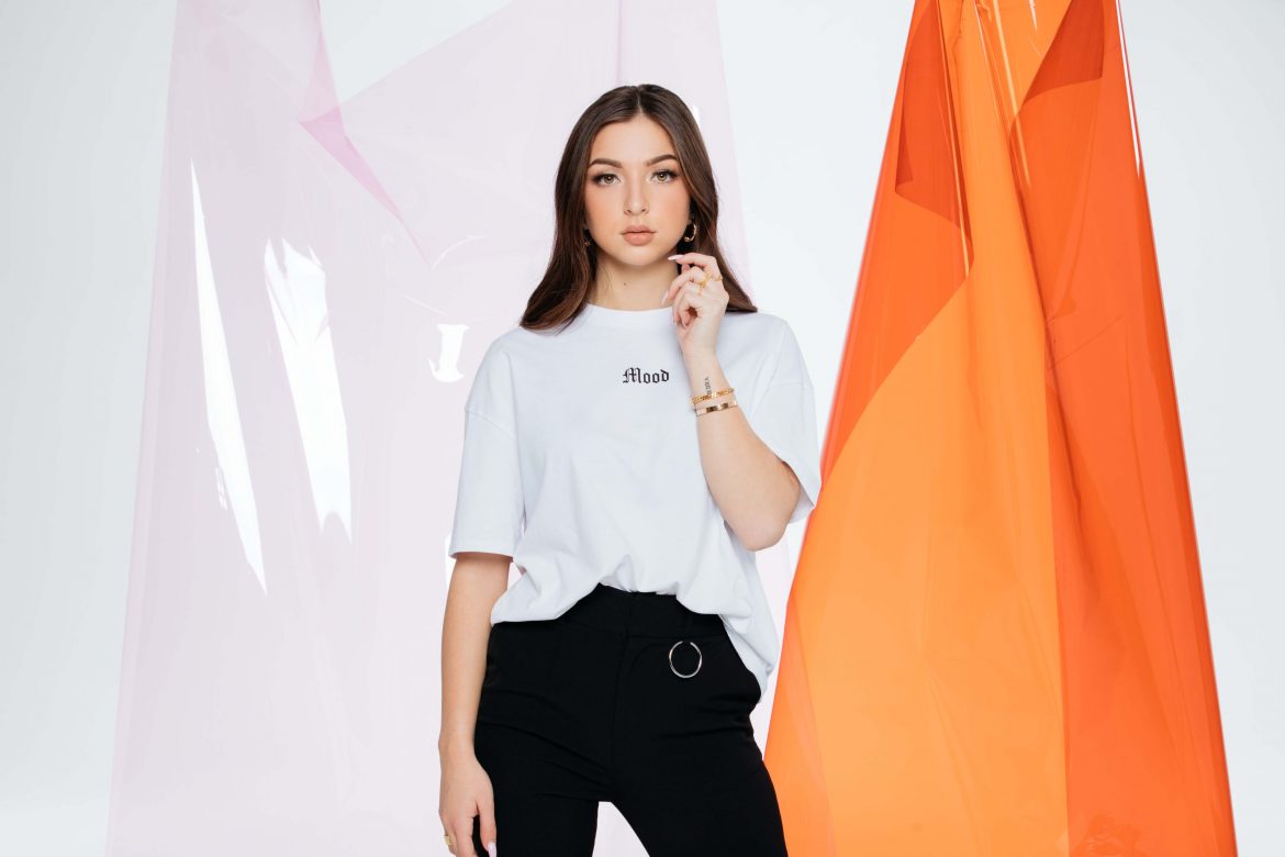 image-2 eva queen jennyfer collaboration tee shirt blanc