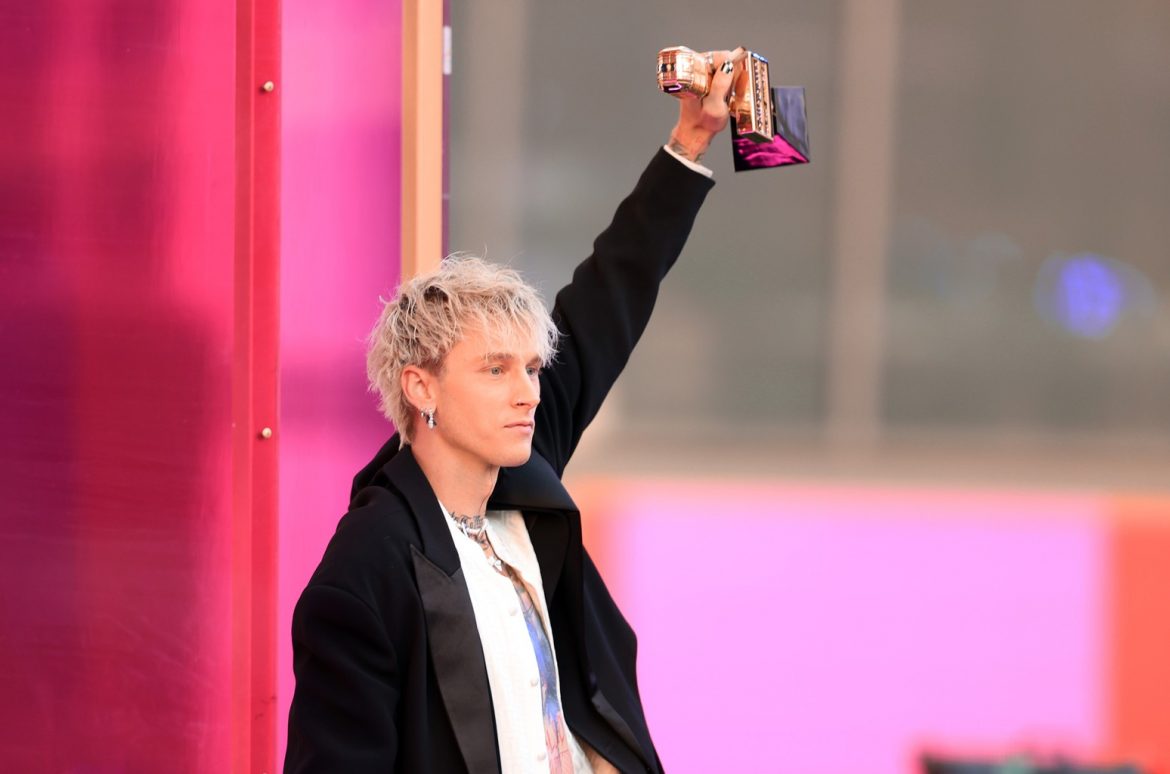 billboard-music-awards-2021-machine-gun-kelly