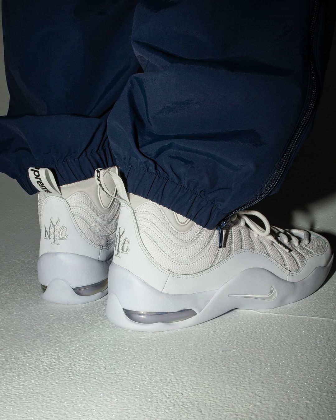 Supreme-Nike-Air-Bakin-pic-2